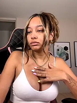 Snapshot of DianaHopson chatting on 09/19/25, 10:38 DianaHopson online show from 09/19/25, 10:38