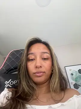 Snapshot of DianaHopson chatting on 11/12/25, 01:00 DianaHopson online show from 11/12/25, 01:00