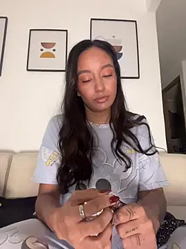 Snapshot of DianaHopson chatting on 02/06/26, 11:13 DianaHopson online show from 02/06/26, 11:13