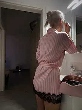 Snapshot of Ella_Charm chatting on 10/31/25, 04:52 Ella Charm online show from 10/31/25, 04:52