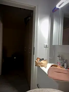 Snapshot of Ella_Charm chatting on 11/02/25, 04:42 Ella Charm online show from 11/02/25, 04:42