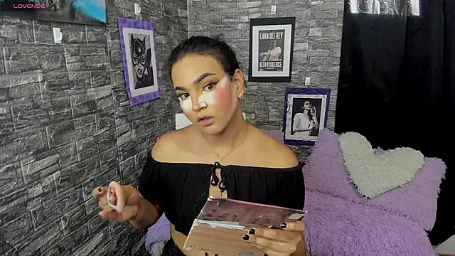 Snapshot of Andrys_ chatting on 11/11/25, 08:42 Andrys online show from 11/11/25, 08:42