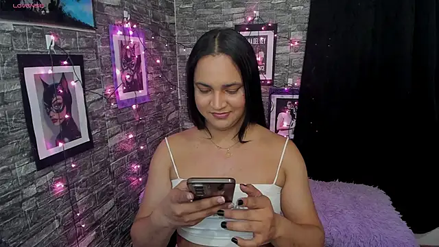 Snapshot of Andrys_ chatting on 11/19/25, 11:38 Andrys online show from 11/19/25, 11:38