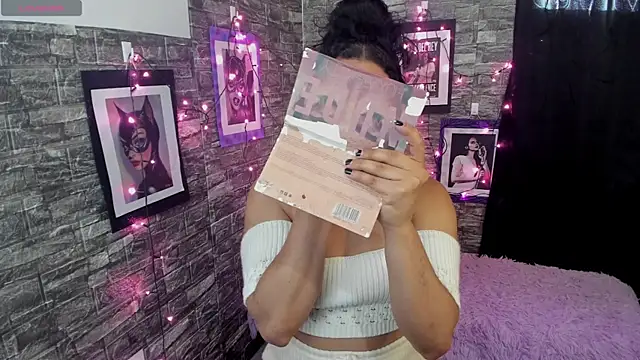 Snapshot of Andrys_ chatting on 11/26/25, 08:32 Andrys online show from 11/26/25, 08:32