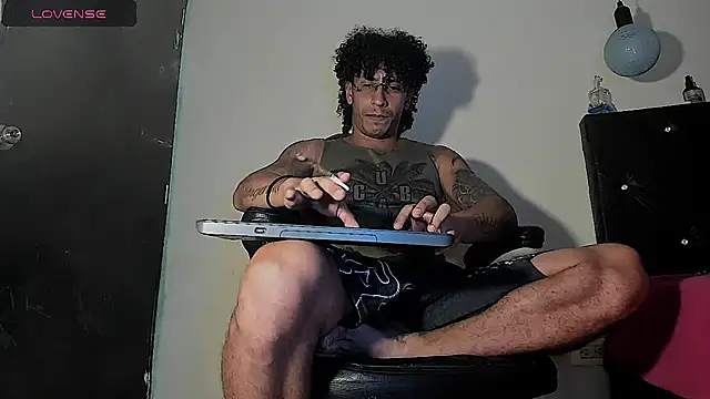 Snapshot of FuckHardlove chatting on 11/25/25, 02:00 FuckHardlove online show from 11/25/25, 02:00