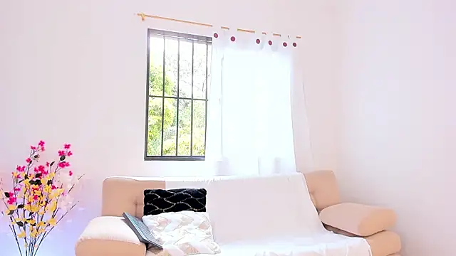 Alaia Ferrer  online show from 10/12/25, 08:19