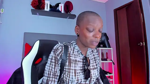 Snapshot of Coco_Kiss chatting on 11/24/25, 07:02 Coco Kiss online show from 11/24/25, 07:02