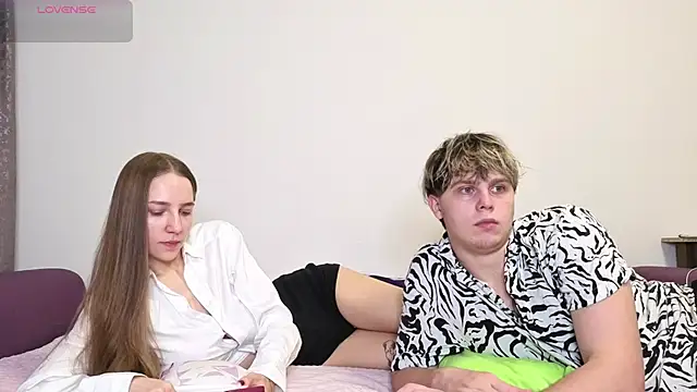 Emily and Ilumi online show from 10/12/25, 06:40