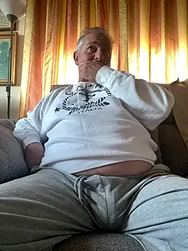 Snapshot of Russirayu chatting on 12/01/25, 04:12 Russirayu online show from 12/01/25, 04:12