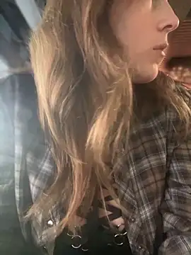 Snapshot of MommmyYummy chatting on 11/04/25, 12:15 MommmyYummy online show from 11/04/25, 12:15