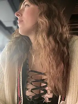 Snapshot of MommmyYummy chatting on 11/11/25, 09:31 MommmyYummy online show from 11/11/25, 09:31