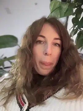 Snapshot of MommmyYummy chatting on 11/15/25, 02:24 MommmyYummy online show from 11/15/25, 02:24