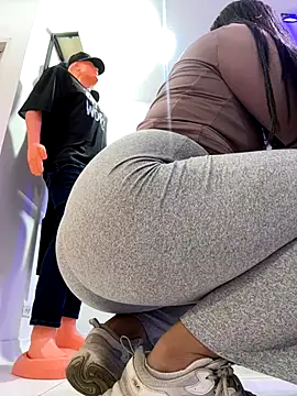 Snapshot of kim_monti chatting on 12/04/25, 09:01 kim monti online show from 12/04/25, 09:01