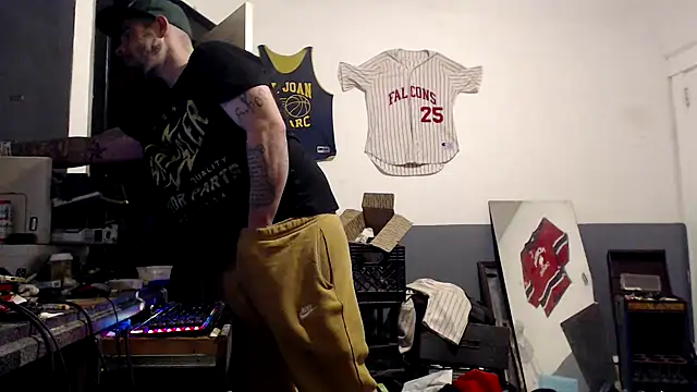 Snapshot of sledge901 chatting on 01/09/25, 04:19 sledge901 online show from 01/09/25, 04:19