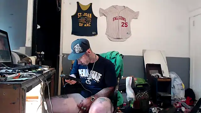 Snapshot of sledge901 chatting on 10/18/25, 05:46 sledge901 online show from 10/18/25, 05:46