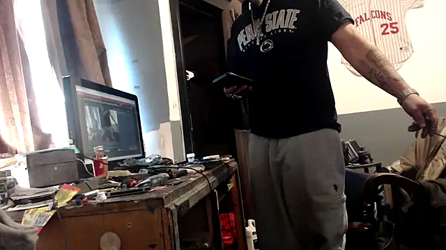 Snapshot of sledge901 chatting on 11/04/25, 09:25 sledge901 online show from 11/04/25, 09:25