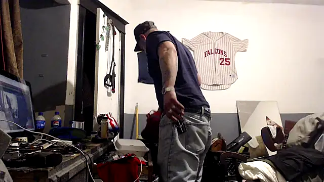 Snapshot of sledge901 chatting on 11/11/25, 04:12 sledge901 online show from 11/11/25, 04:12