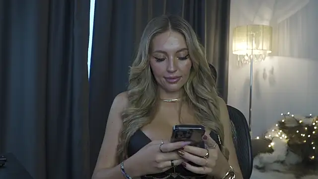 Snapshot of JoanneGG chatting on 11/13/25, 06:45 JoanneGG online show from 11/13/25, 06:45