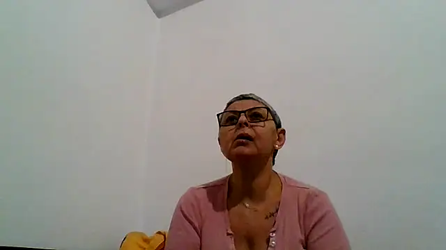 Snapshot of roseblak42 chatting on 12/22/25, 03:31 roseblak42 online show from 12/22/25, 03:31