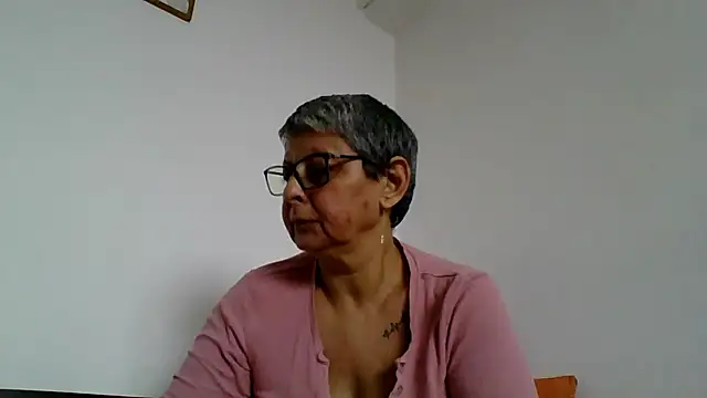 Snapshot of roseblak42 chatting on 01/11/26, 08:52 roseblak42 online show from 01/11/26, 08:52
