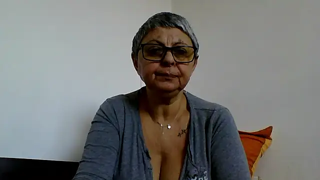 Snapshot of roseblak42 chatting on 01/14/26, 10:43 roseblak42 online show from 01/14/26, 10:43