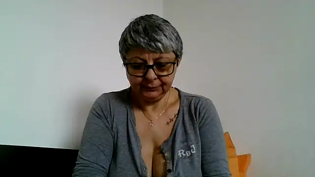 Snapshot of roseblak42 chatting on 03/29/26, 07:52 roseblak42 online show from 03/29/26, 07:52