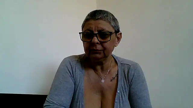 Snapshot of roseblak42 chatting on 04/19/26, 04:06 roseblak42 online show from 04/19/26, 04:06