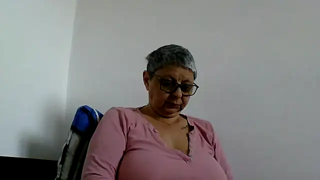 Snapshot of roseblak42 chatting on 05/10/26, 03:17 roseblak42 online show from 05/10/26, 03:17