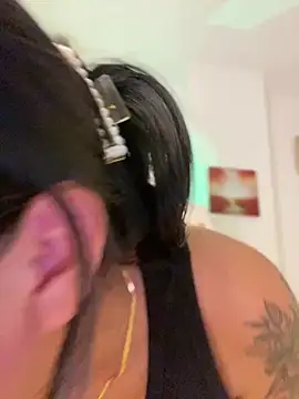 Snapshot of Alessiasex_ chatting on 01/04/25, 01:42 Alessiasex online show from 01/04/25, 01:42