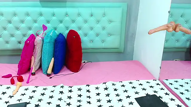 Snapshot of aleska_mack chatting on 10/03/25, 12:18 aleska mack online show from 10/03/25, 12:18