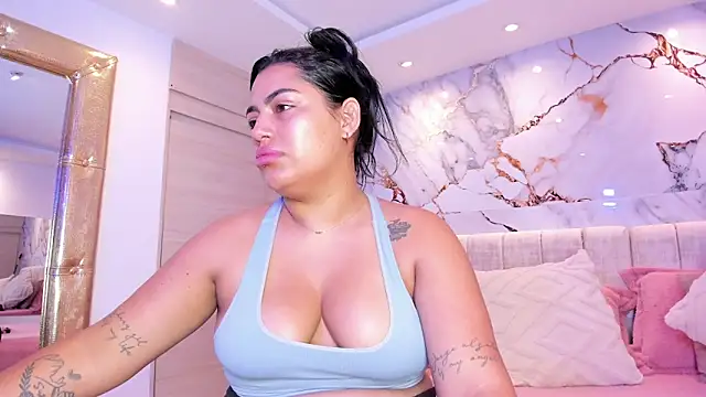 Snapshot of kiana_cream chatting on 11/24/25, 11:54 kiana cream online show from 11/24/25, 11:54