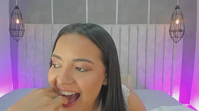 Snapshot of lea_gray chatting on 10/07/25, 07:33 lea gray online show from 10/07/25, 07:33