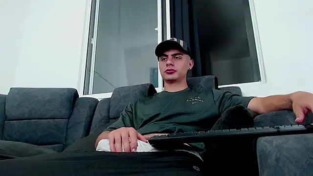 Stiven CL online show from 10/16/25, 04:46