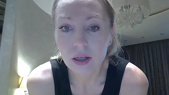ZarinaSwift online show from 10/21/25, 04:02