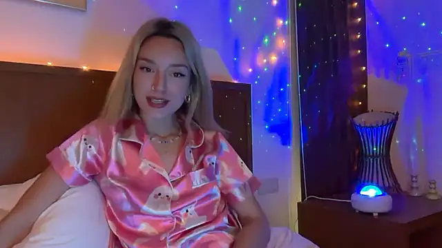 Snapshot of SirenaBelle chatting on 11/22/25, 12:42 SirenaBelle online show from 11/22/25, 12:42