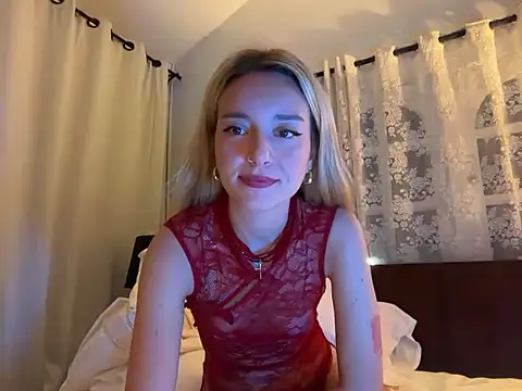 Snapshot of SirenaBelle chatting on 12/14/25, 10:25 SirenaBelle online show from 12/14/25, 10:25