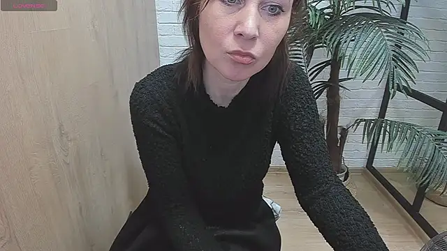 Snapshot of ZoeEast chatting on 12/14/24, 01:27 ZoeEast online show from 12/14/24, 01:27