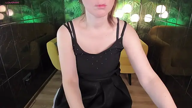 Snapshot of ZoeEast chatting on 01/11/25, 05:18 ZoeEast online show from 01/11/25, 05:18