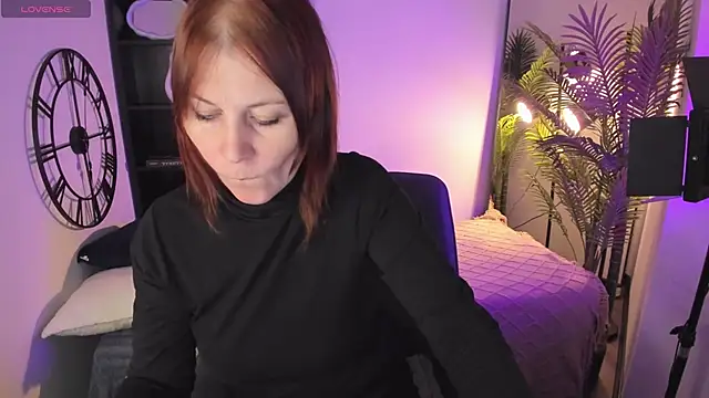 Snapshot of ZoeEast chatting on 10/22/25, 01:55 ZoeEast online show from 10/22/25, 01:55