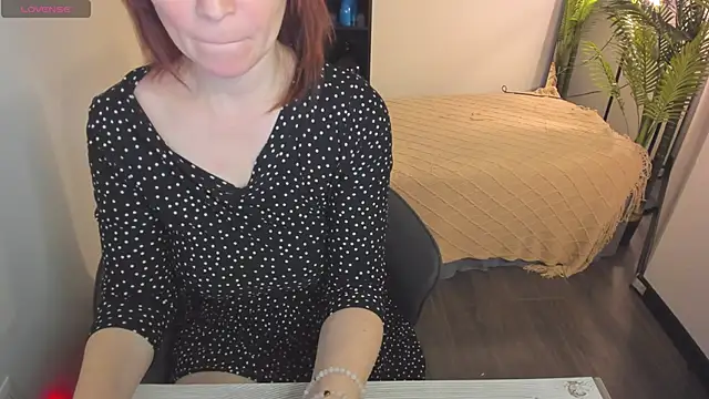 Snapshot of ZoeEast chatting on 10/26/25, 05:52 ZoeEast online show from 10/26/25, 05:52