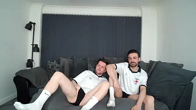 Snapshot of twotwinkhusbandss chatting on 10/13/25, 10:32 twotwinkhusbandss online show from 10/13/25, 10:32