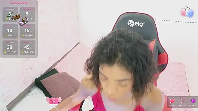 Snapshot of ElisaBoyer chatting on 11/17/25, 10:43 ElisaBoyer online show from 11/17/25, 10:43