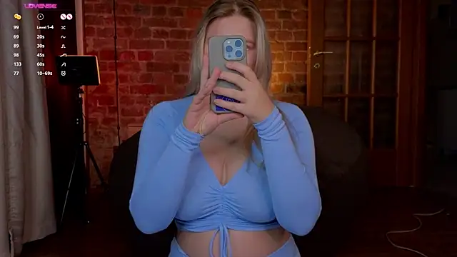 Snapshot of helen_frogg chatting on 11/22/25, 07:46 helen frogg online show from 11/22/25, 07:46