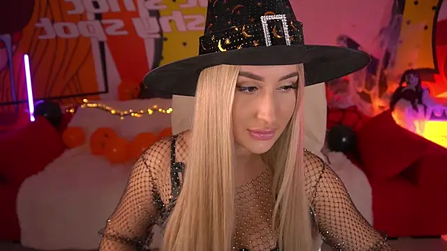 Snapshot of LiaBrazzerr chatting on 10/31/25, 02:18 LiaBrazzerr online show from 10/31/25, 02:18