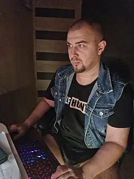 Snapshot of Foxyshaved chatting on 10/30/25, 04:36 Foxyshaved online show from 10/30/25, 04:36