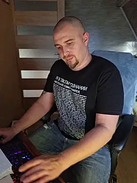 Snapshot of Foxyshaved chatting on 11/04/25, 12:37 Foxyshaved online show from 11/04/25, 12:37