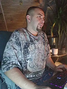 Snapshot of Foxyshaved chatting on 11/25/25, 04:01 Foxyshaved online show from 11/25/25, 04:01