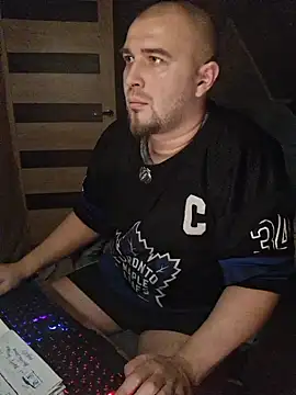 Snapshot of Foxyshaved chatting on 11/28/25, 03:42 Foxyshaved online show from 11/28/25, 03:42