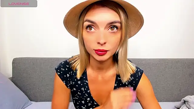 Snapshot of _ellen_meow_ chatting on 09/19/25, 07:47 ellen meow online show from 09/19/25, 07:47