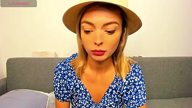 Snapshot of _ellen_meow_ chatting on 10/07/25, 09:23 ellen meow online show from 10/07/25, 09:23